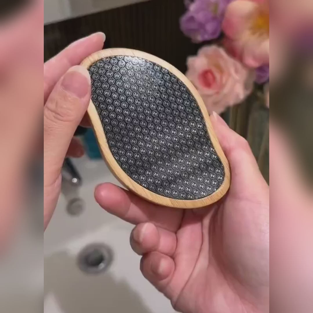 ✨ ¡No esperes más para una piel impecable ! Di adiós a los métodos dolorosos y da la bienvenida a la suavidad. Esta depiladora de cristal compacta y segura es la solución que tu rutina de belleza necesita, apta para todo tipo de piel y para todo el cuerpo. Llévala contigo a donde vayas y disfruta de una piel tersa al instante. 👉 ¡Consigue tu Depiladora de Cristal Rosa hoy mismo y experimenta el cambio!