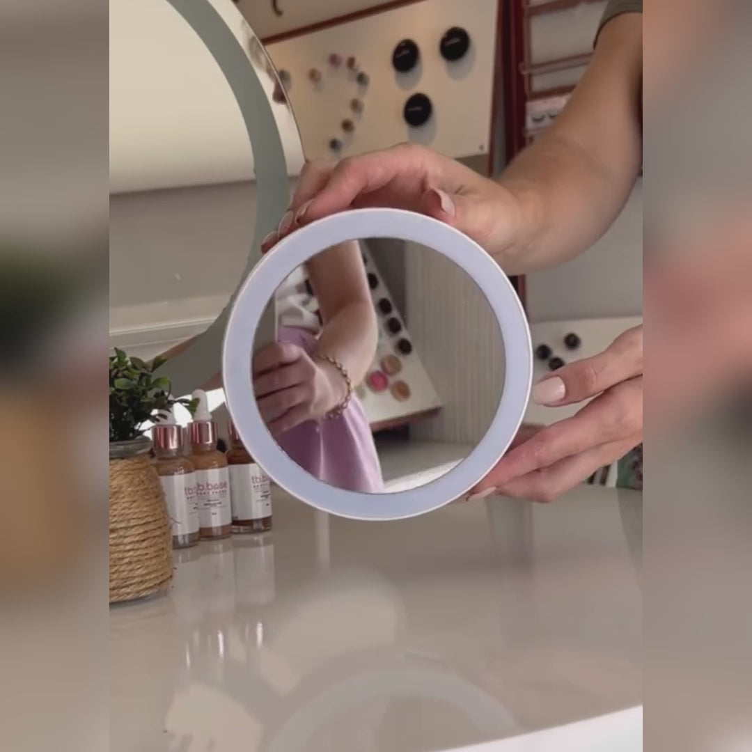 ¿Poco espacio o necesitas comodidad? Este espejo plegable con luz LED es tu solución ideal. Se ajusta fácilmente, gira y se pliega para acompañarte donde lo necesites. Su base con compartimentos mantiene tus cosméticos organizados, ofreciéndote practicidad y estilo en un solo diseño.